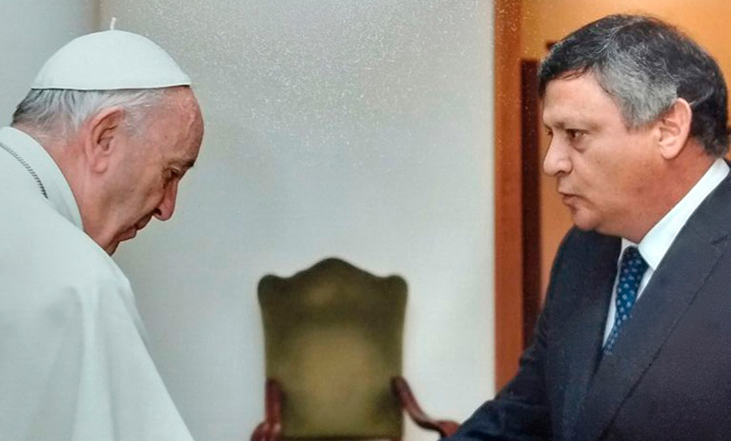 El Papa recibió al gobernador Peppo y prometió una visita a Chaco