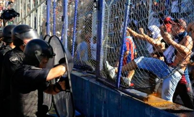 Impulsan una ley contra la violencia en el fútbol que alcanza a dirigentes, barras y trapitos