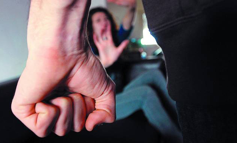 Un hombre fue detenido por golpear y encerrar a su novia