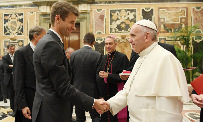 El Papa con los alemanes: el gesto a Müller y la cargada de Höwedes