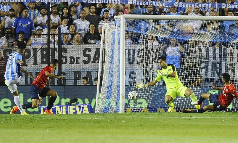 Racing goleó a Independiente y se acerca al líder del campeonato