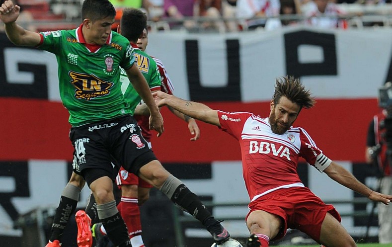 River tuvo un flojo rendimiento pero le alcanzó para ganarle a Huracán