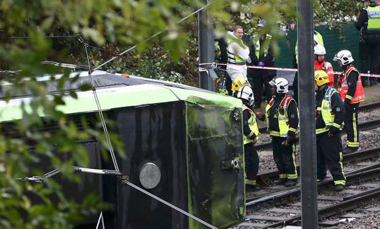 Siete muertos y más de 50 heridos al descarrilar un tranvía cerca de Londres