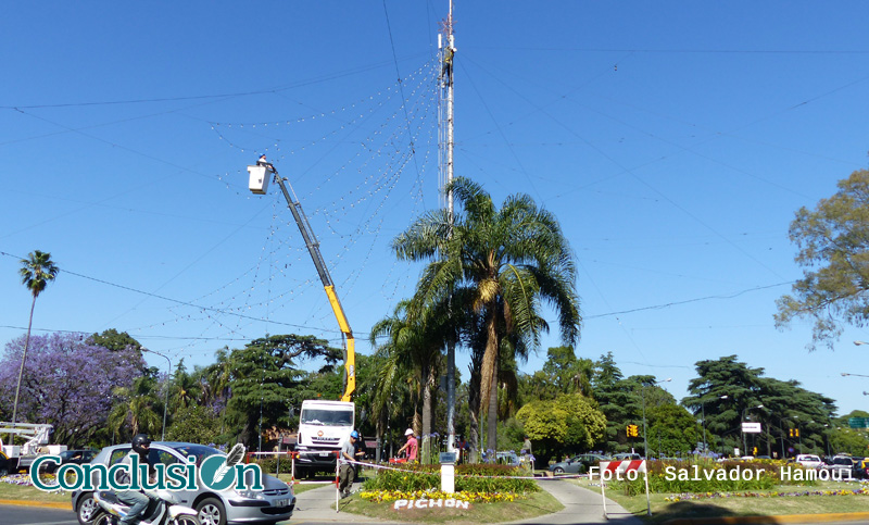 Comenzó a prepararse el tradicional árbol de navidad en la rotonda de Oroño y Pellegrini