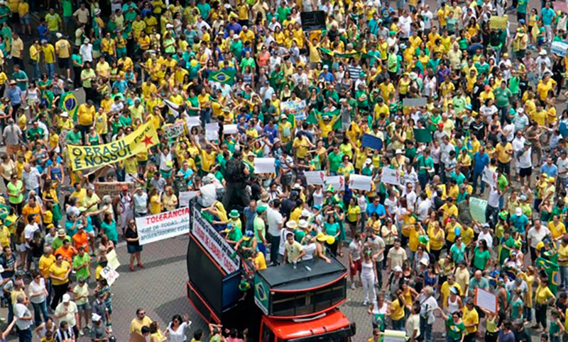 Miles de estatales de Río de Janeiro protestan contra plan de austeridad