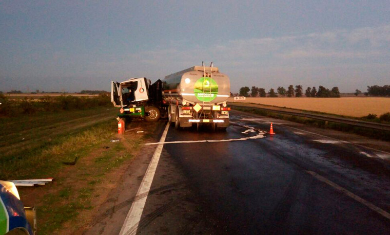 Autopista Rosario-Buenos Aires cortada por siniestro vial con derrame de combustible