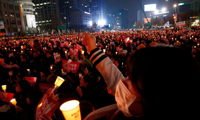 Miles de manifestantes piden renuncia de Presidenta de Corea del Sur