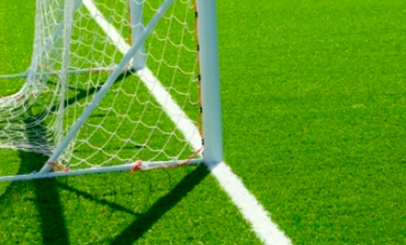Las canchas de fútbol 5 deberán tener acolchados de protección