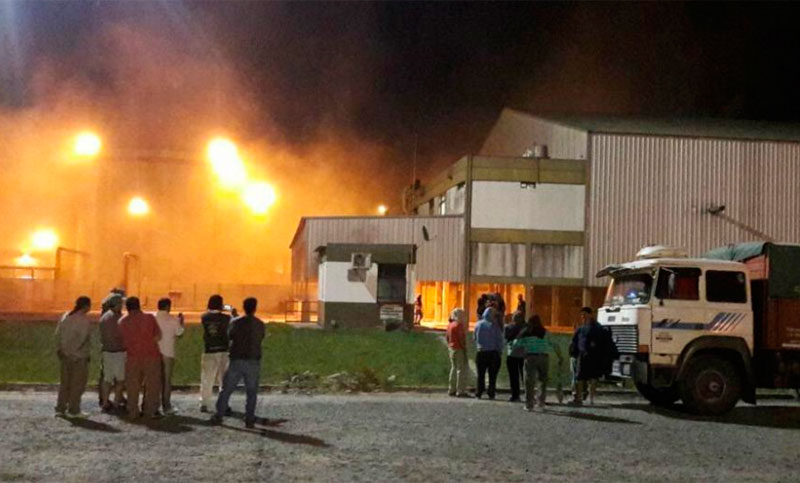 Cansados de esperar, camioneros incendiaron cerealera en Puerto San Martín