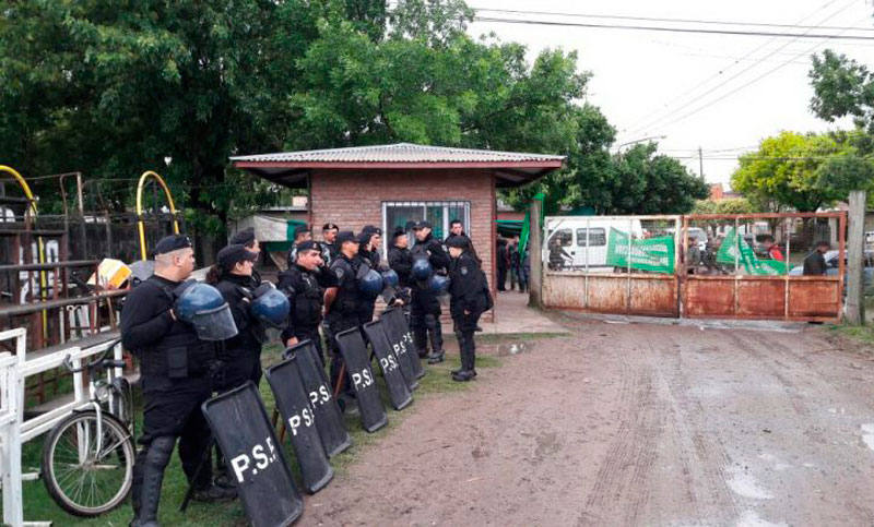 Recolectores de Roldán amenazan con un paro luego que reprimieran su protesta