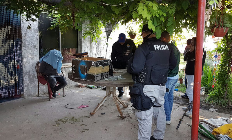 Dos detenidos y secuestro de armas en allanamientos por una causa federal