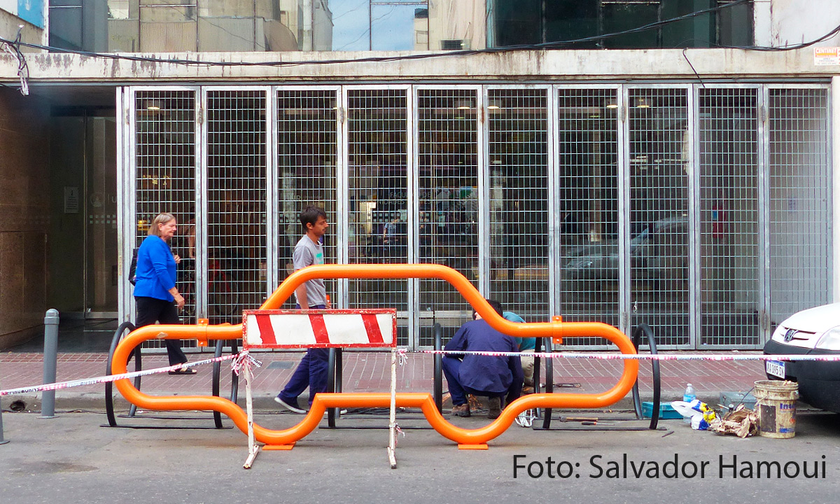 En el espacio de un auto, doce bicicletas…