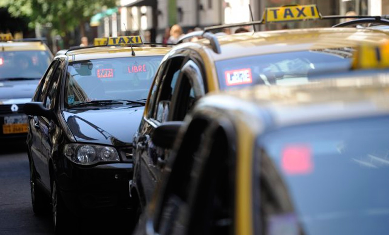Los taxistas cifran en las despedidas del año un «respiro» ante la caída de viajes