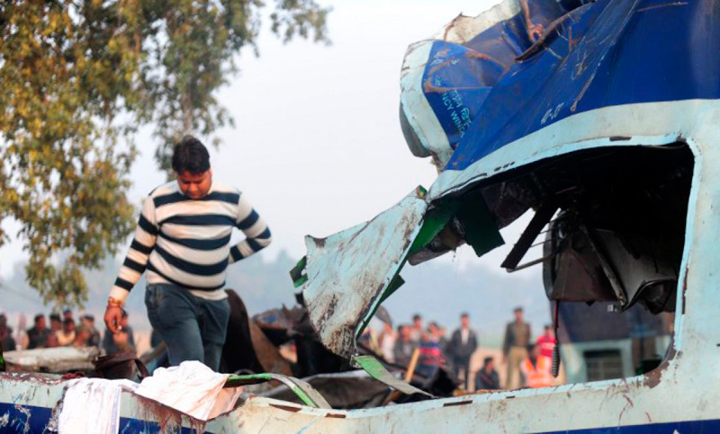 Asciende a 142 el número de muertos en accidente de tren en India