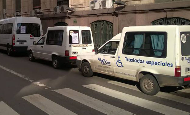 Transportistas de discapacitados reclamaron un aumento con una caravana en Rosario