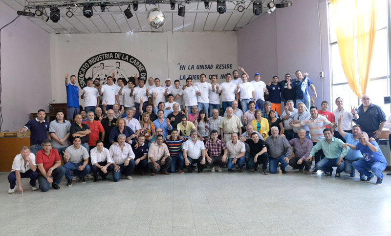 Aladio junto a otros 60 líderes gremiales reunidos por la unidad