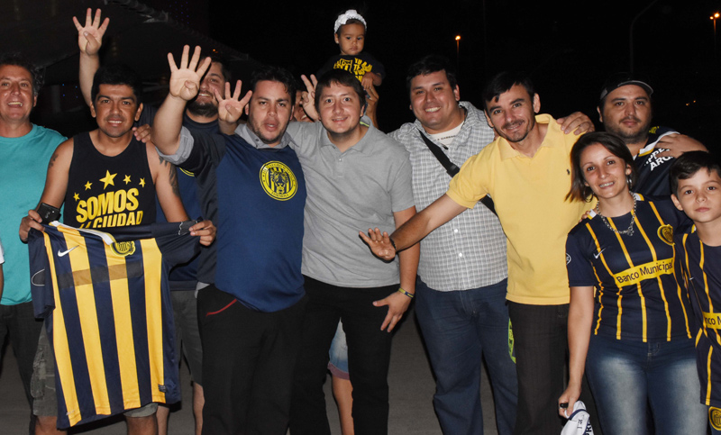 Naranjas correntinas, chipá y sombrillas en la previa canalla