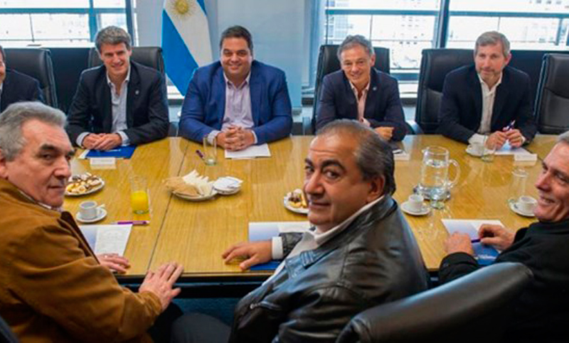 Gobierno vuelve a reunirse con la CGT y empresarios