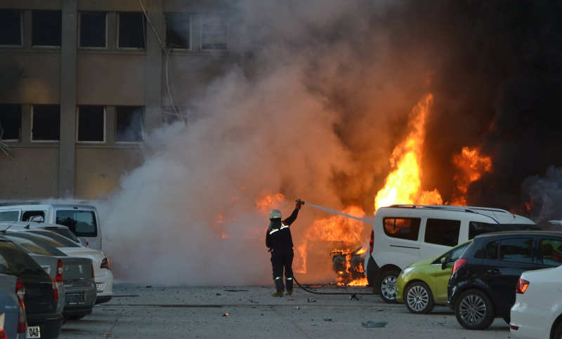 Dos muertos y 33 heridos en un atentado con coche bomba en Turquía