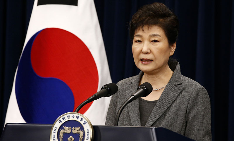 La presidenta de Corea del Sur, acosada por un mega-escándalo, prometió renunciar