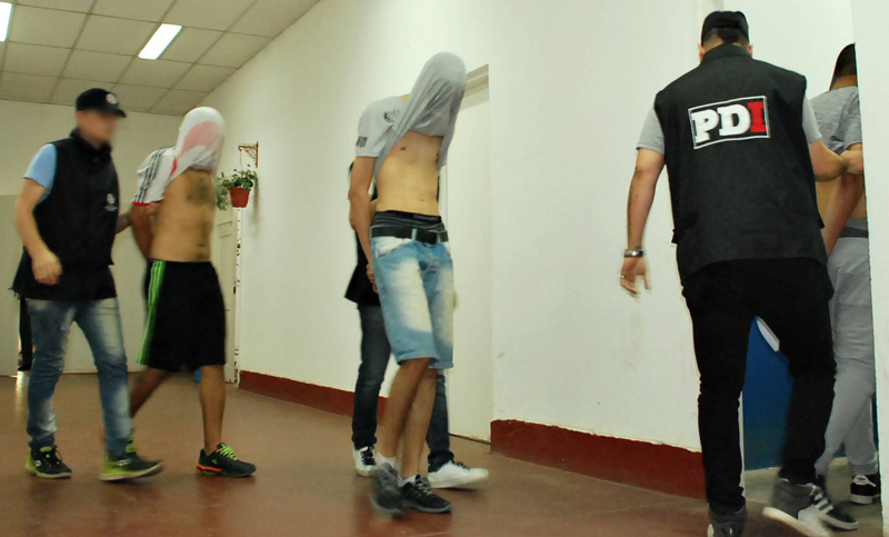 Al menos cinco detenidos en allanamientos en barrio Municipal