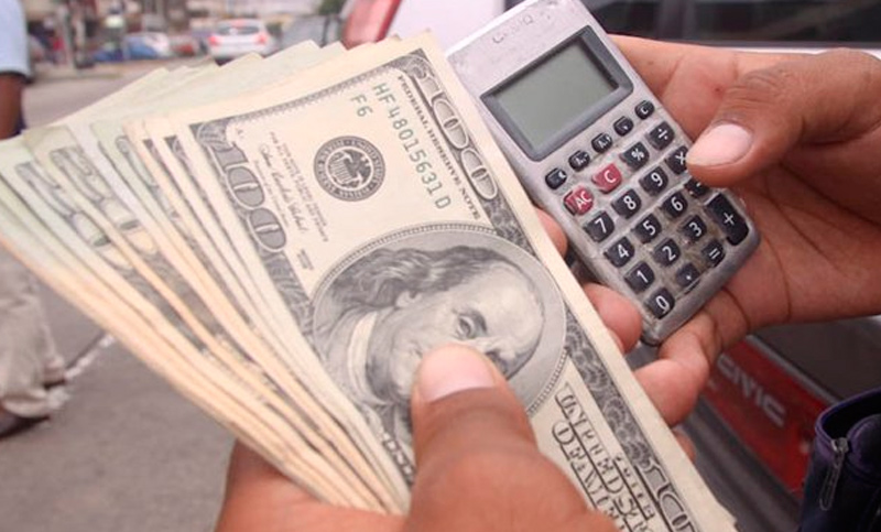 El dólar cerró a $17,45 y alcanzó un nuevo récord