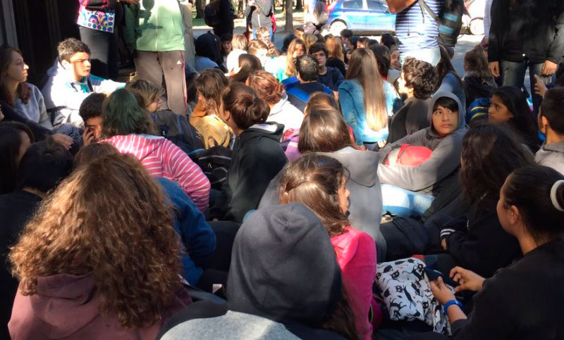 Sentada y reclamo por mejores condiciones edilicias en la escuela Nigelia Soria