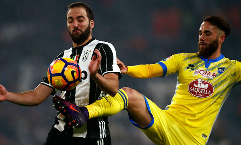 Higuaín, lesionado, no jugará contra el Sevilla de Sampaoli