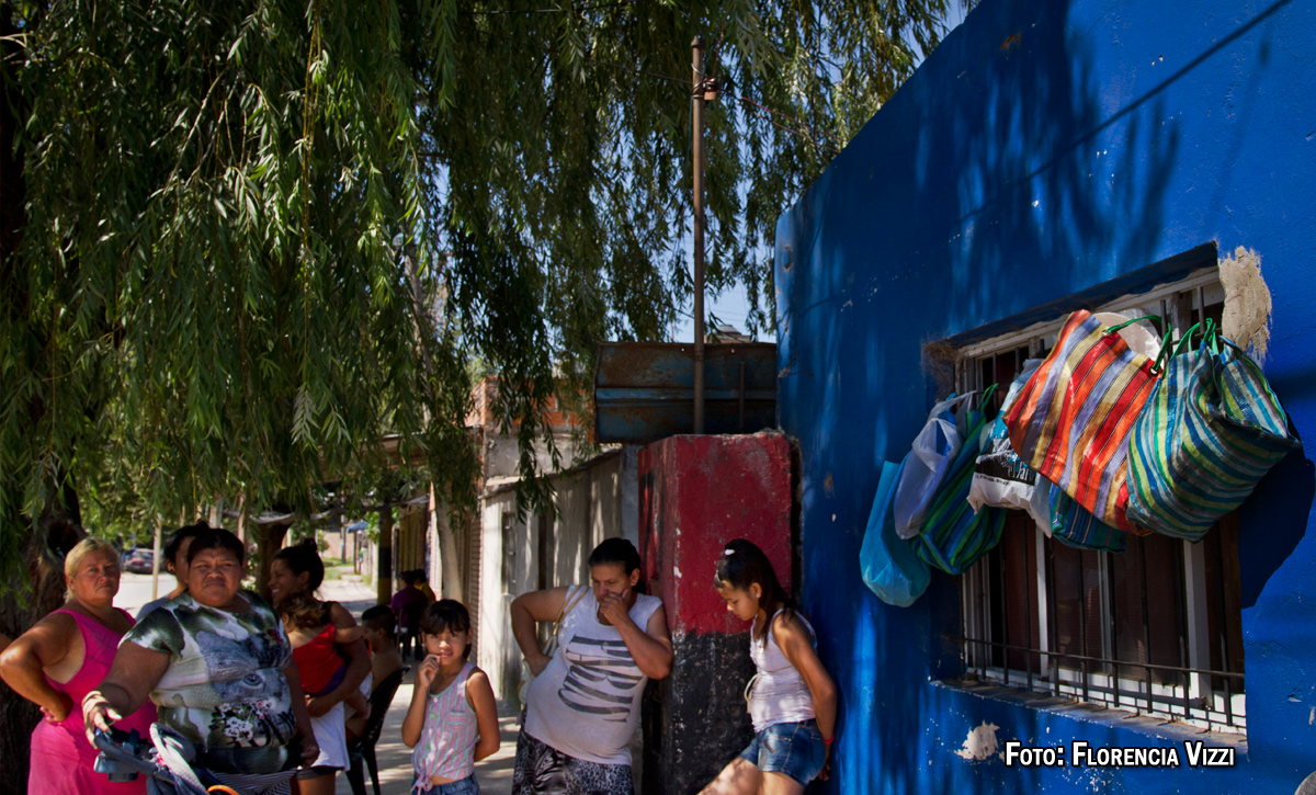 Se acerca el mediodía en Empalme y la ventana del comedor comunitario se llena de bolsos ávidos de comida…