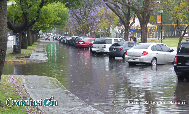 Anegamientos, granizo y caída de árboles por el fuerte temporal en Rosario