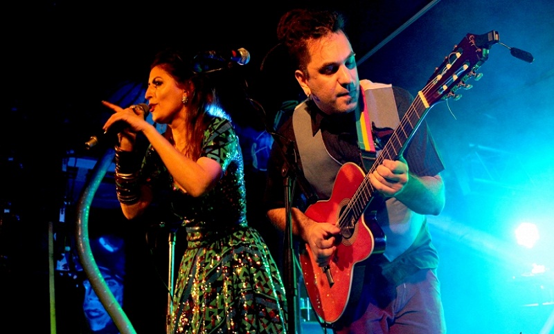 En un show eléctrico, Mamita Peyote presenta su primer disco acústico