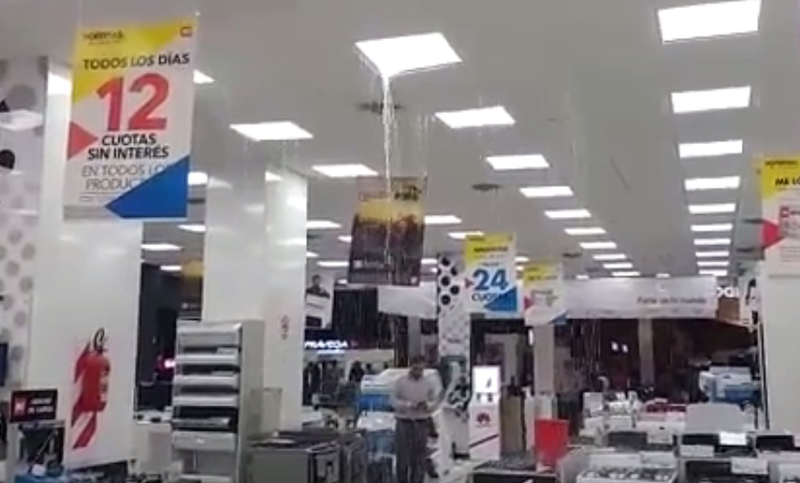 Se cayó el cielo raso de un local de electrodomésticos a causa de la tormenta