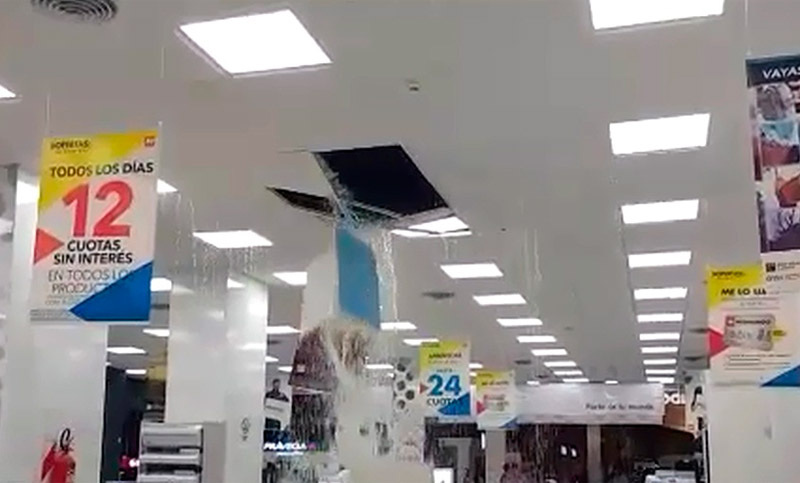 Se cayó el cielo raso de un local de electrodomésticos a causa de la tormenta