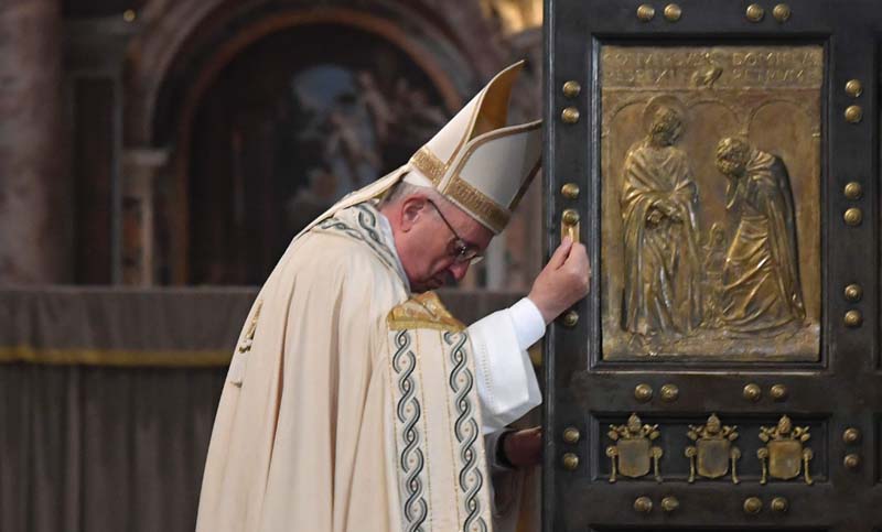 El Papa cierra la Puerta santa e invita a continuar el camino juntos