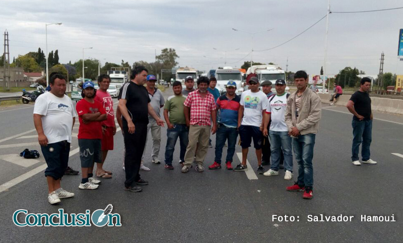 Sin respuestas, los pescadores vuelven a cortar el puente Rosario-Victoria