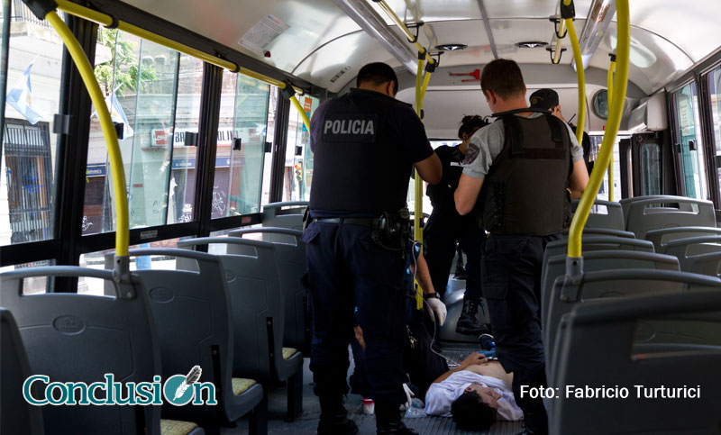 Un hombre sufrió un paro cardíaco mientras viajaba en colectivo