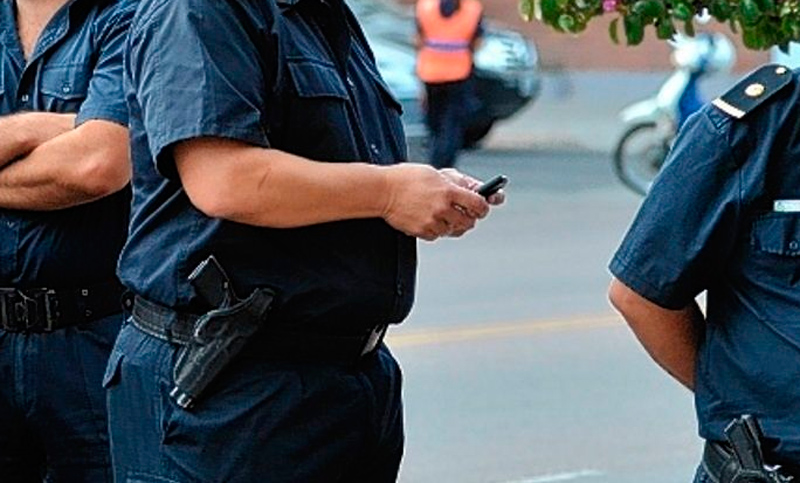 Boasso propone celulares sin internet para agentes policiales