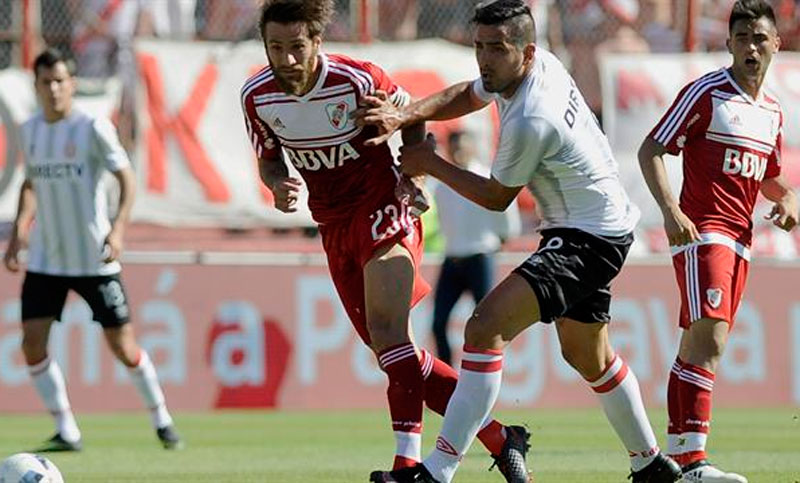 Estudiantes aseguró la punta con su empate ante River