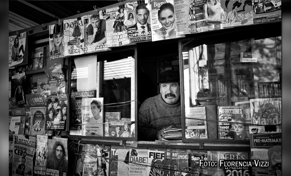 Rostros de la ficción, rostros de la vida real, se mezclan y se confunden en los barrios de la ciudad…