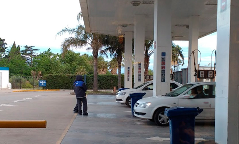 Roban a empleados y clientes de estación de servicio en San Lorenzo