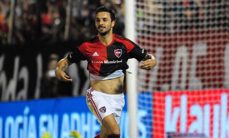Newell’s superó a River con gol de Scocco y se afianza en el torneo