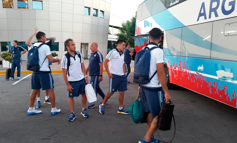 Todo sigue mal: la selección llegó tarde de Brasil y Bauza suspendió la práctica