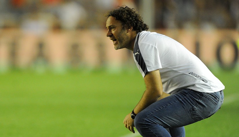 Tras la derrota, Milito renunció como DT de Independiente