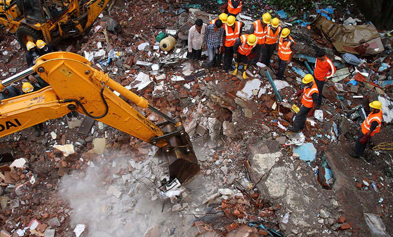 Nueve fallecidos al derrumbarse edificio en India