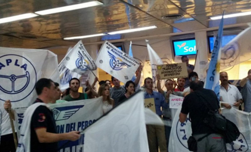 Los gremios en conflicto con Aerolíneas Argentinas y Austral ratificaron el paro del lunes