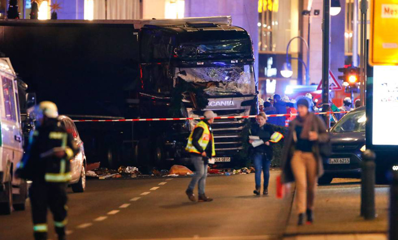Nueve muertos y 50 heridos en Berlín por camión que se estrelló en un mercado