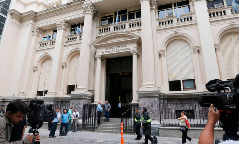 Sigue creciendo el ahorro en dólares y se acentúa la fuga de divisas