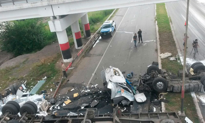 Un camión cayó del puente de la ruta AO12 y el tránsito está interrumpido