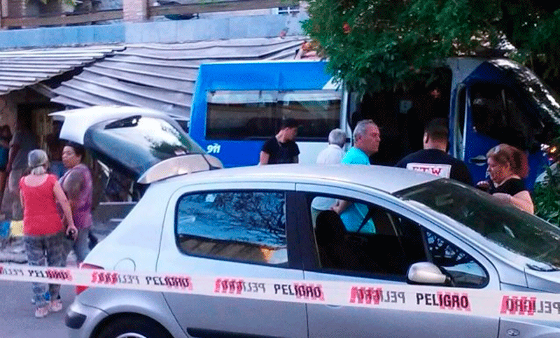 Una camioneta policial perdió el control y atropelló a dos personas