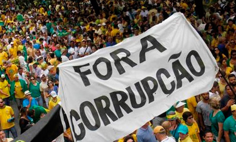 Miles de brasileños protestan contra la corrupción en la política